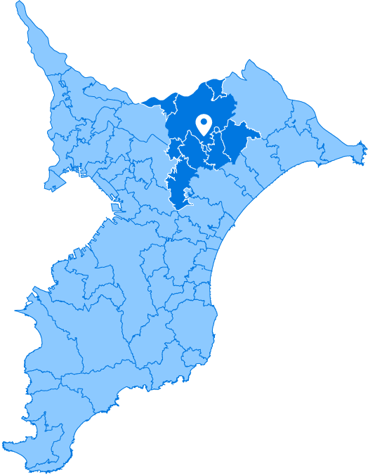 成田市にマップピンが刺さっている千葉県の地図。成田市、富里市、芝山町、八街市、神崎町、栄町、酒々井町、多古町が濃い色で塗られている。